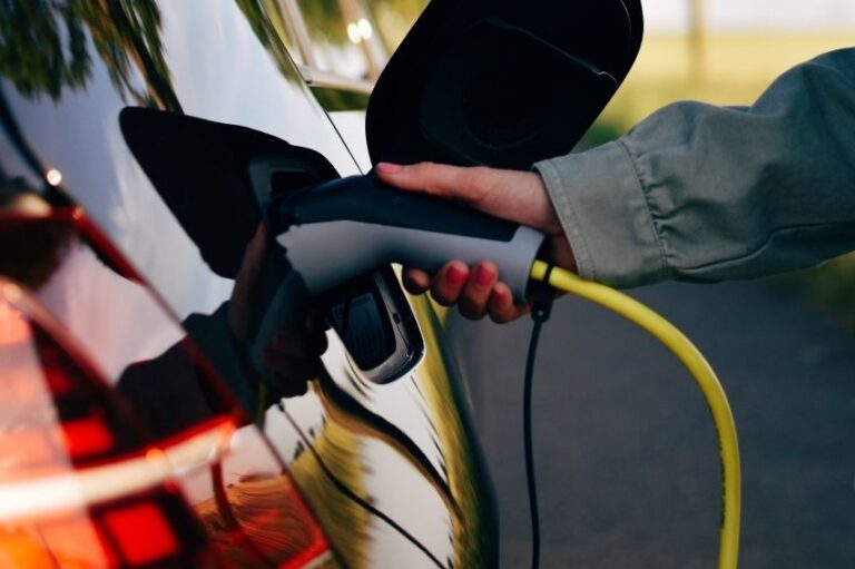 Mobilidade elétrica é mais competitiva do que combustíveis fósseis?